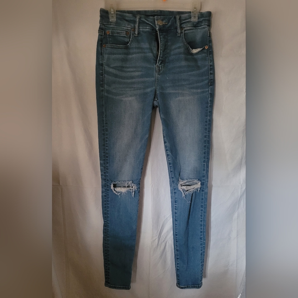 AMERICAN EAGLE... Stylish Light Blue Distressed Stretch Women Jeans. (108)